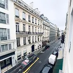 Cozy 1-Bedroom Apartment In Paris 8Th