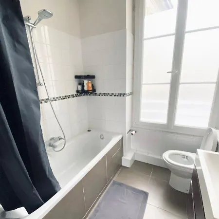 Cozy 1-bedroom In 8th Parigi