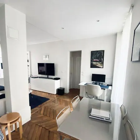 Cozy 1-bedroom In 8th Parigi