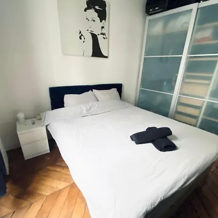 Cozy 1-bedroom In 8th Appartamento